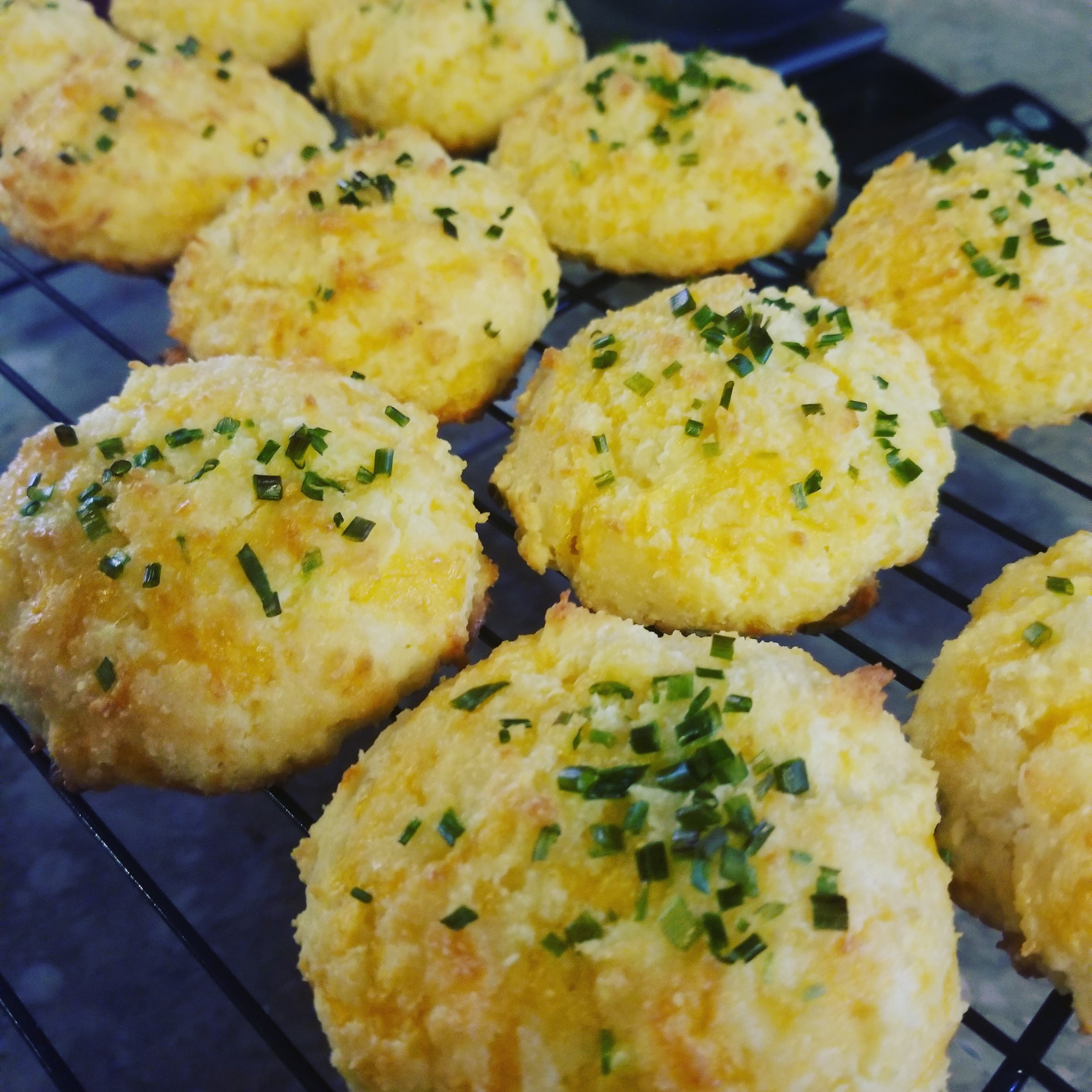 Cheesy Stan Biscuit (Calories 393, Net Carbs 4)